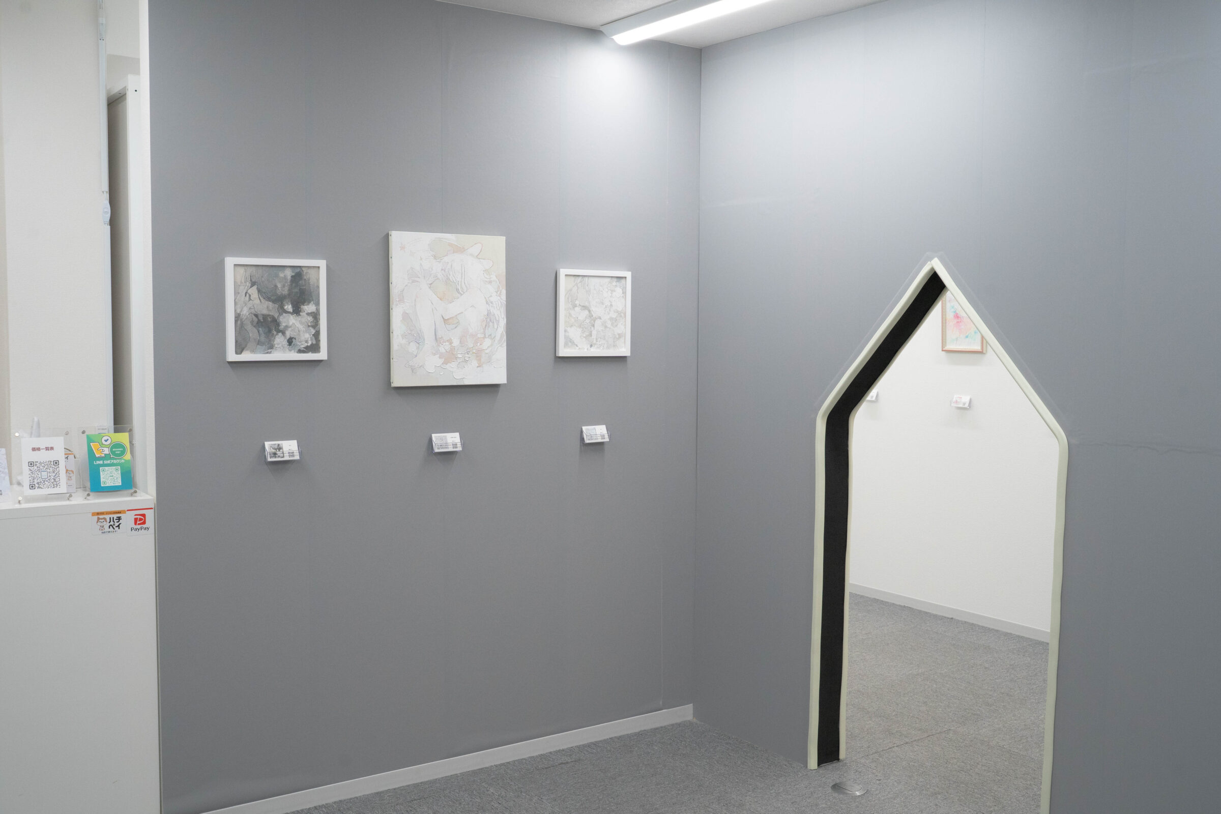 二人展「月と太陽」のためにギャラリー中央に設置した壁